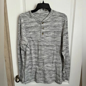 Men’s long sleeve relaxed fit shirt. No tags. For size reference.
